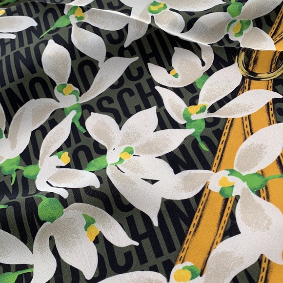 ❤️❤️❤️Moschino 34” x 34” beautiful silk scarf ❤️❤️❤️ - Picture 7 of 7